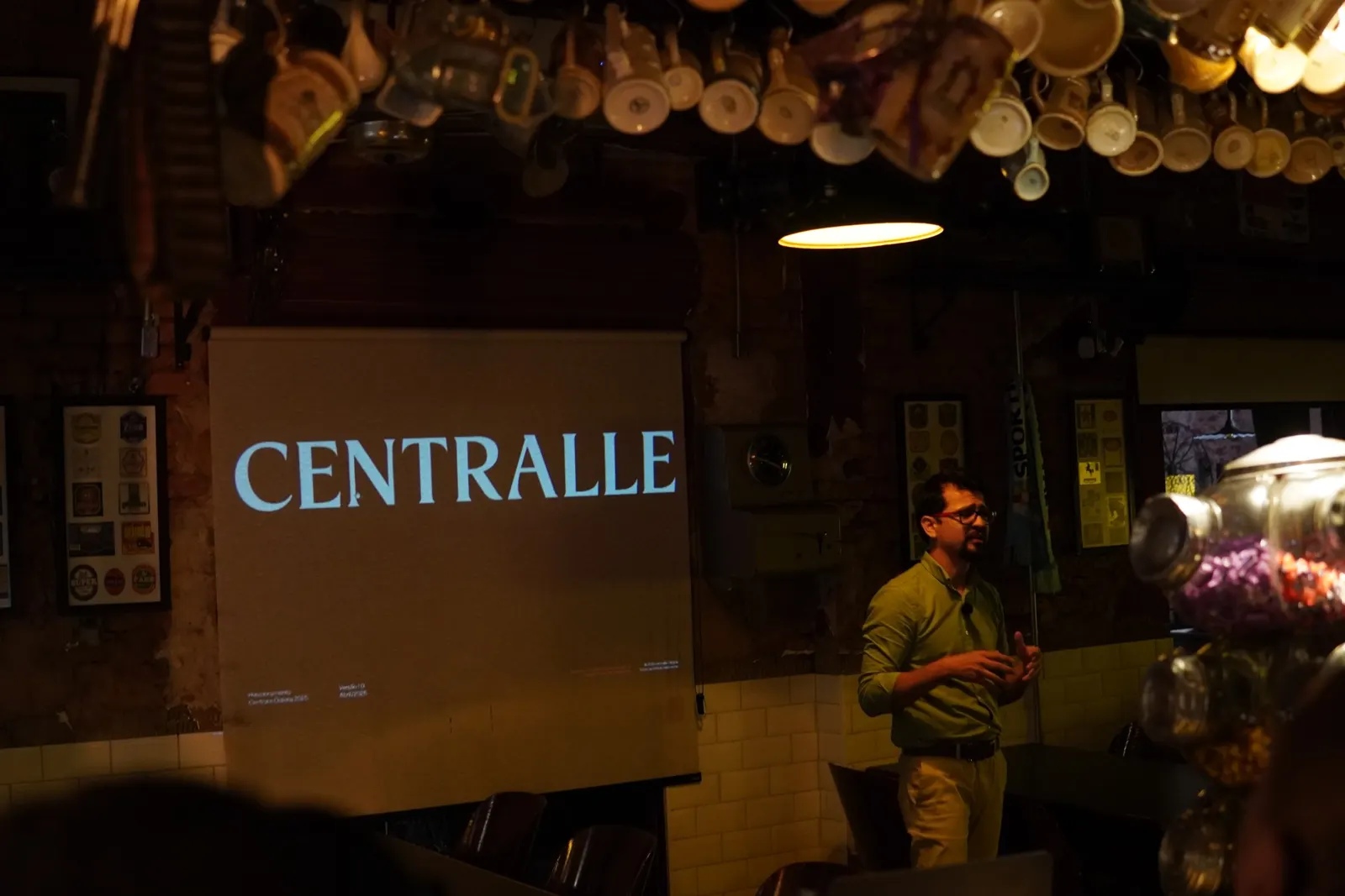 Diretor da Arcaffo apresenta o posicionamento da Centralle Osteria para a equipe do restaurante