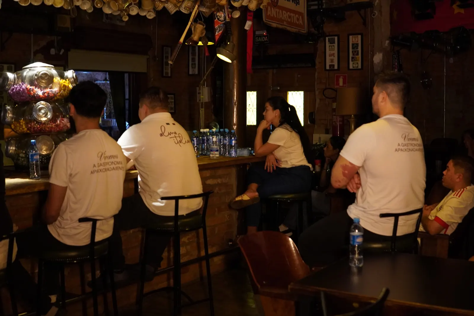 Equipe da Centralle Osteria assiste à apresentação do posicionamento